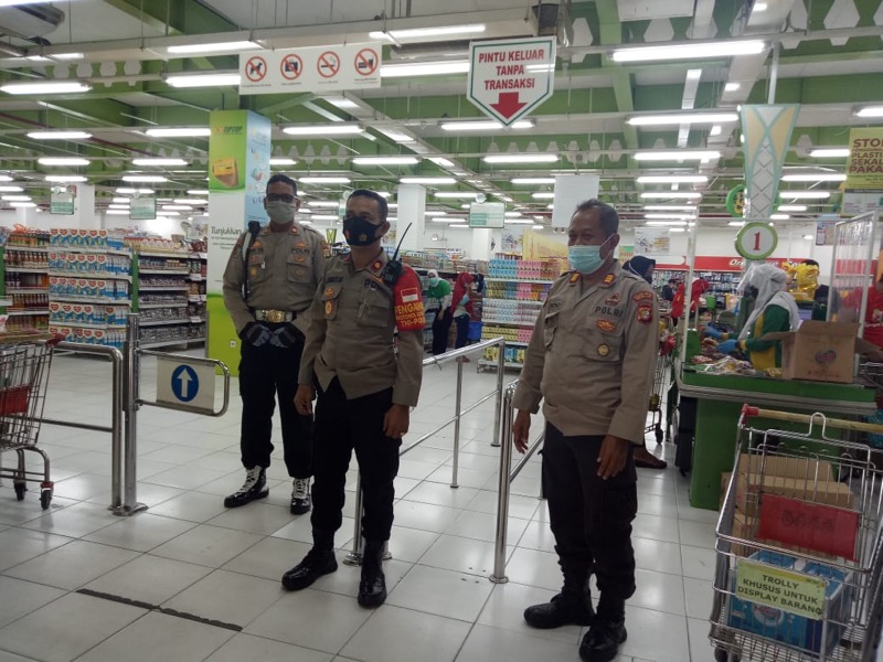 Cegah Covid-19, Kapolsek Pondok Gede Sosialisasi PPKM ke Pusat Perbelanjaan