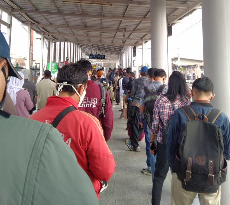 Penumpang di Stasiun Bojong Gede Tepok Jidat: Lah Penuhan Rabu daripada Senin