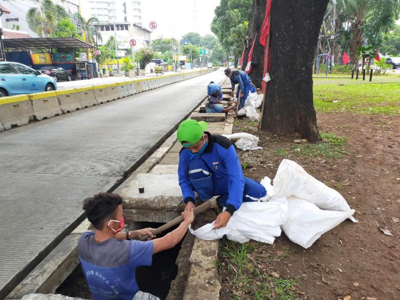 Pengurasan Saluran di Jalan KKO Usman Harun Capai 25%