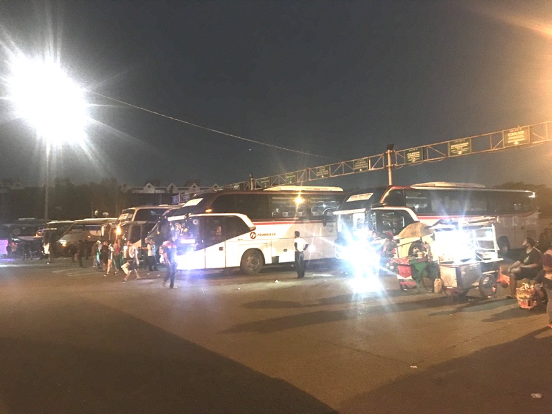 Wadidaw! Semakin Malam Terminal Bekasi Padat Bus, tapi Penumpang Sepi
