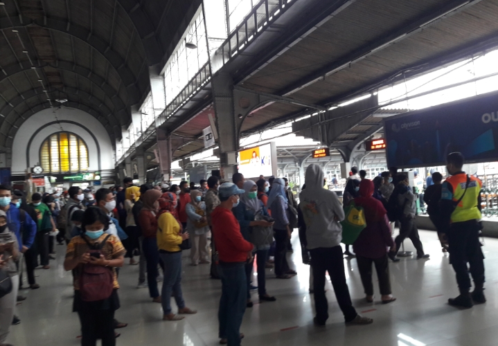 Di Stasiun Jakarta Kota Penumpang Baris 30 Menit Tunggu Krl