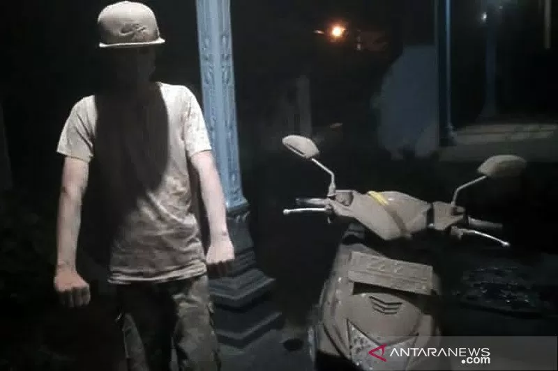 Hujan Abu Vulkanik Semeru Guyur 9 Kecamatan di Probolinggo