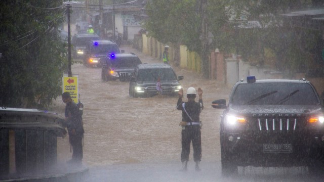Istana: Rombongan Mobil Presiden Jokowi Sempat Terjang Banjir di Kalsel