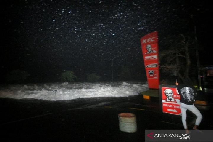 Kawasan Bisnis Kota Manado Sulut Dihantam Banjir Rob