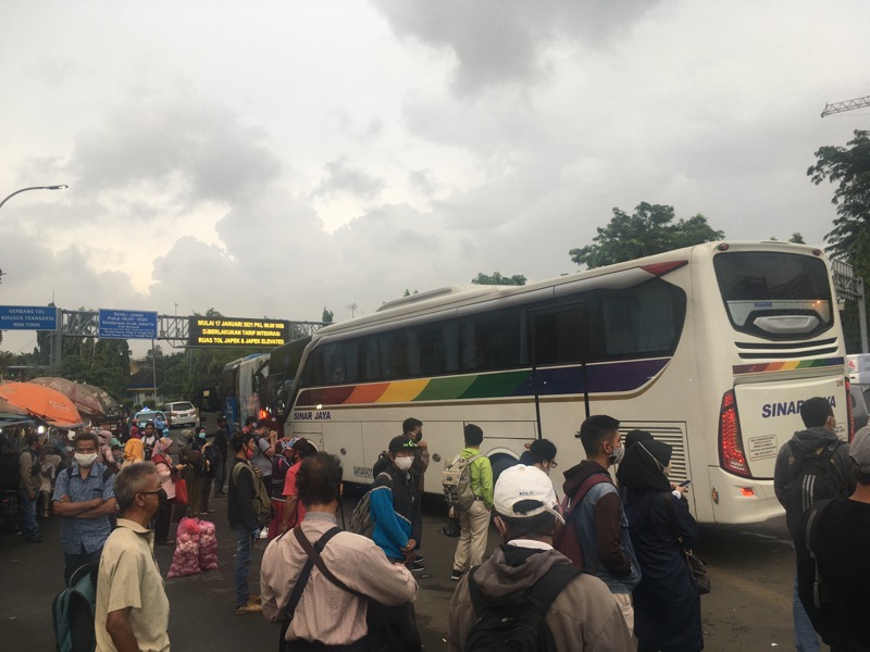 Senin Pagi, Penumpang Ramai Tunggu Bus Kota di Depan Gerbang Tol Bekasi Timur