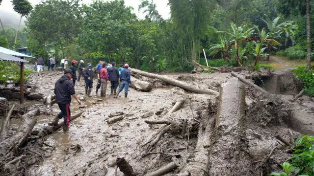 Banjir Bandang Campur Lumpur Terjang Gunung Mas Puncak, Warga Panik Mengungsi