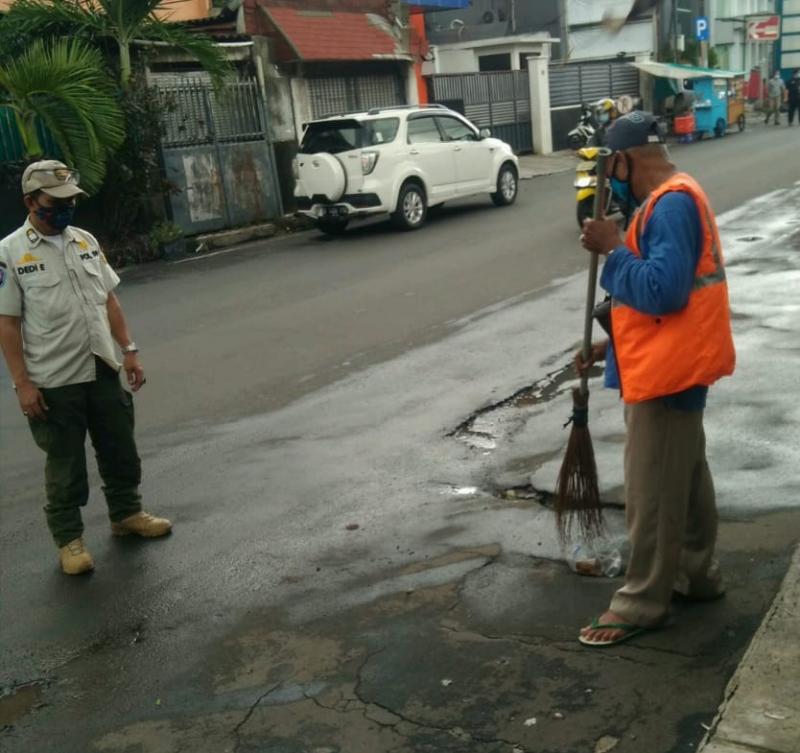 26 Pelanggar PSBB di Rawasari Disanksi Menyapu Jalan