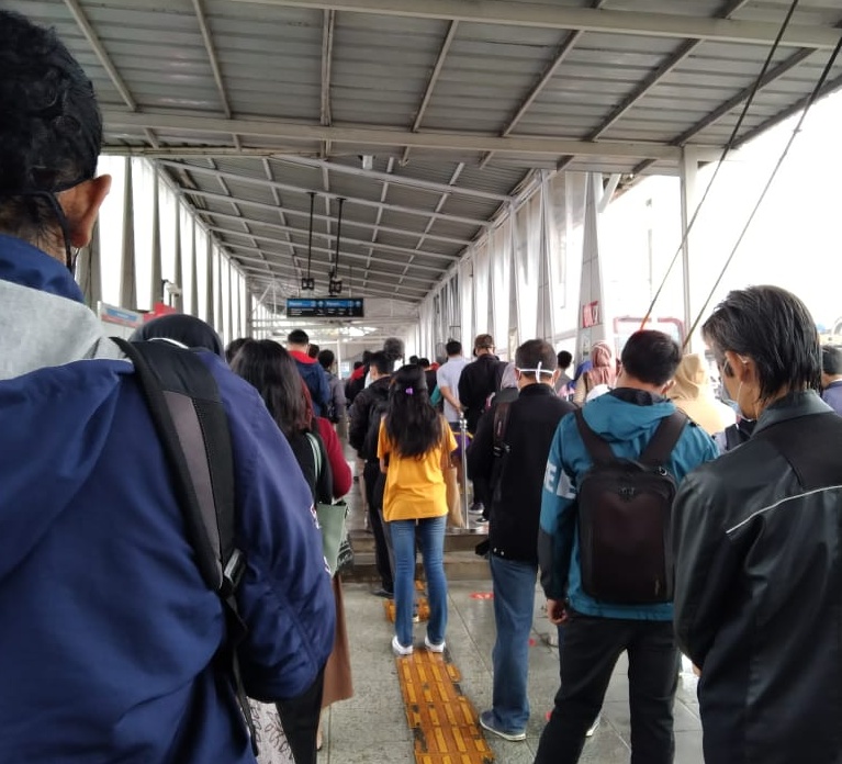 Hujan di Bojong Gede, Stasiun KRL Tetap Penuh