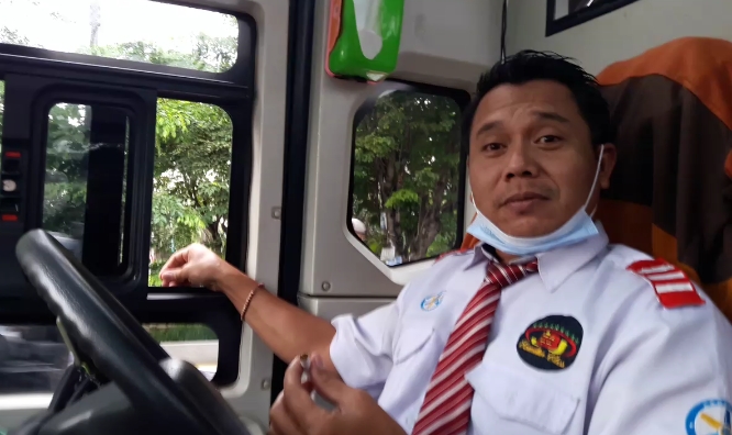 Pengemudi Bus Bejeu Nggak Kalah dengan Pilot Pesawat, Lihat Penampilannya! Keren Abis