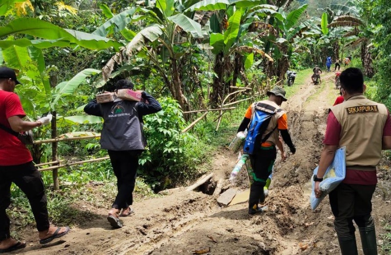 Terjang Medan Berat, Tim Relawan Angkasa Pura II Salurkan Bantuan ke Korban Banjir di Kalsel dan Gempa di Sulbar