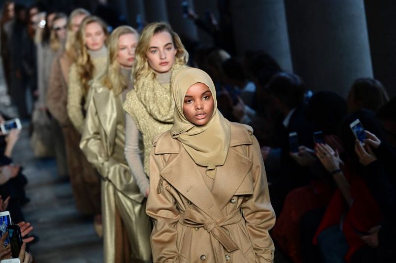 Wawancara Khusus Halima Aden, Supermodel Berhijab Pertama yang Tinggalkan Dunia Fashion: Karier Saya Tampak Sukses, Tapi Secara Mental Tidak Bahagia