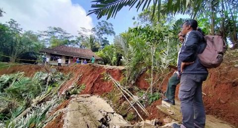 Sedang Tidur di Kosan, Suami Istri di Kupang NTT Tewas Tertimbun Tanah Longsor