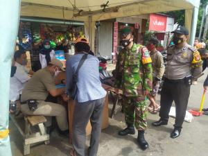12 Pelanggar PSBB di Jalan Ketapang Raya Dikenai Sanksi Sosial