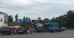 Penumpang Bus Kota Relatif Sepi di Depan Gerbang Tol Bekasi Timur Rabu Pagi