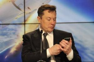 Elon Musk Istirahat Pakai Twitter