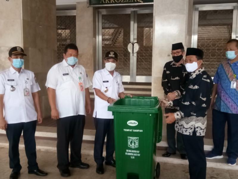 Masjid Istiqlal Dapat Bantuan Tong Sampah Dorong