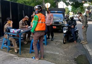 Dua Warga Tolak Sanksi Sosial karena Sedang Merokok