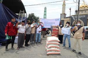 Yayasan Baitul Maal (YBM) PLN Salurkan Bantuan Korban Banjir 4 Desa Kecamatan Losarang Indramayu