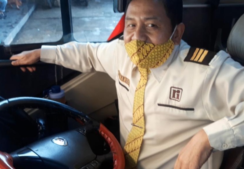 Capt. Narto Kompak degan Pramugari Layani Penumpang Bus Rosalia Indah