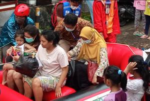 1.000 Warga Terdampak Banjir di Pondok Hijau Permai, PMI Kota Bekasi Kerahkan Perahu Karet