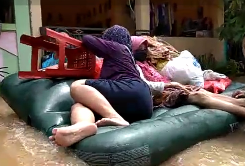 3 Hari Diserang Banjir, Ribuan Warga Villa Mutiara Jaya Cibitung Bekasi Mengungsi