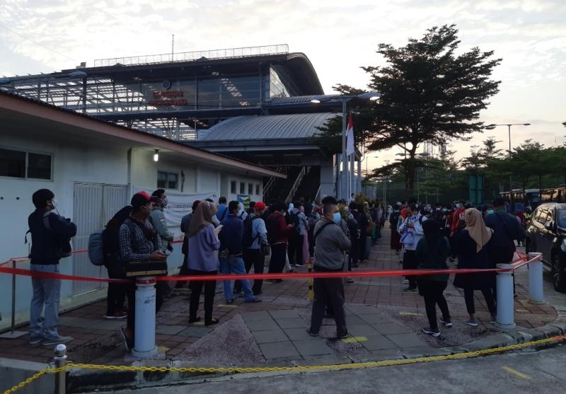 Penumpang KRL Antre Panjang di Stasiun Cikarang