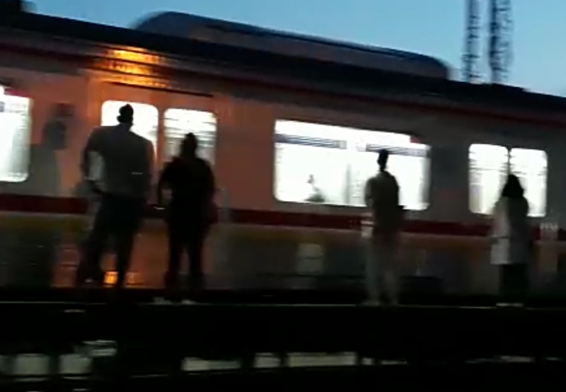 Cengkeram Rel Dingin, KRL Berderit saat Tiba Pagi Buta di Stasiun Tambun