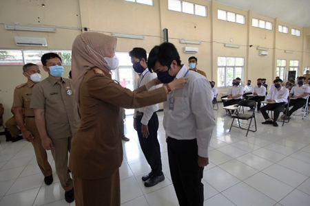 30 Warga Kabupaten Cirebon Dilatih Jadi Tukang Cukur 