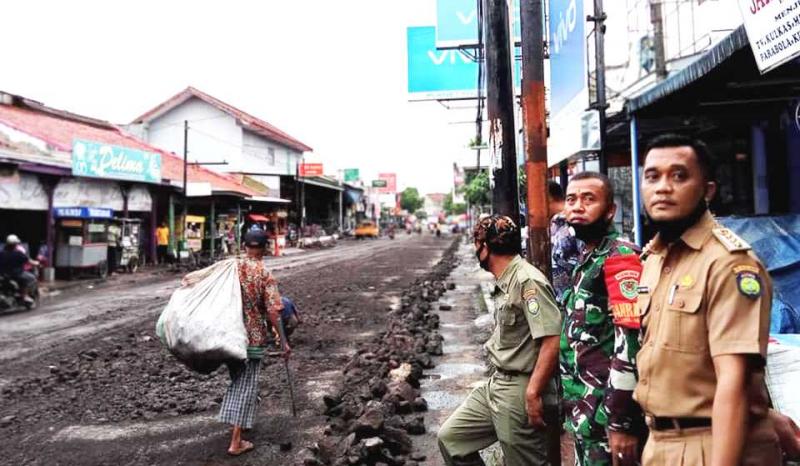 Jalan Depan Pasar dan Stasiun Kereta Api Haurgeulis Diperbaiki
