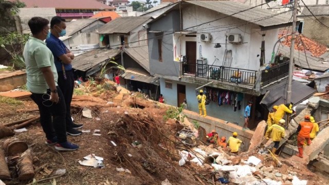 Tembok Pagar Roboh Akibat Banjir dan Timpa 4 Rumah, Dino Patti Siap Ganti Rugi