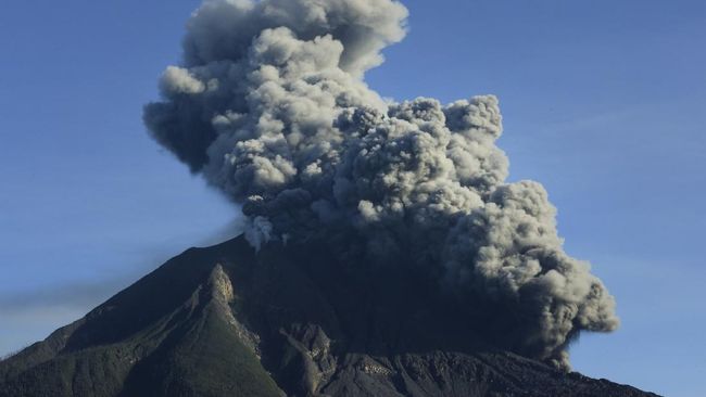 Gunung Sinabung Semburkan Awan Panas Sejauh 2.000 Meter    