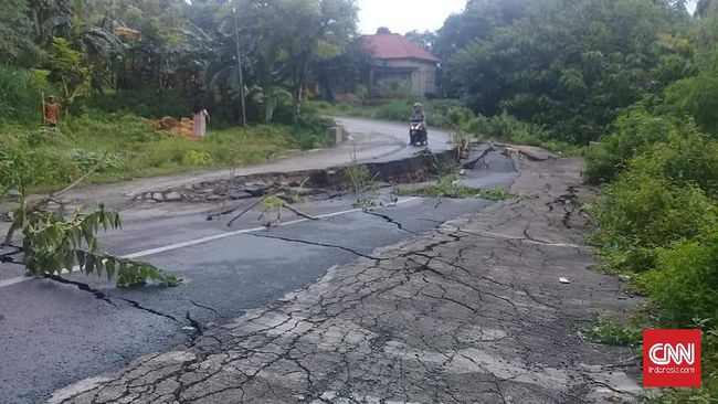 Jalan di Pamekasan Madura Ambles Sepanjang 20 Meter Usai Hujan Deras