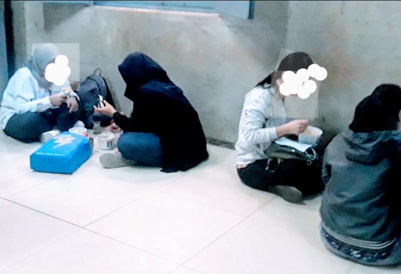 Letih dan Perut Lapar, Banyak Calon Penumpang KRL Lesehan sambil Makan di Stasiun Manggarai