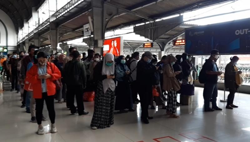 Lelah Kerja Seharian, Calon Penumpang KRL Antre di Stasiun JakartaKota