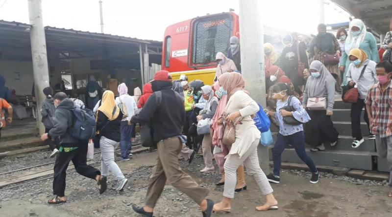 Pakai KRL, Ratusan Pekerja itu Tiba di Stasiun Tambun dan Disambut Ajakan Pengemudi Angkot dan Ojek Motor
