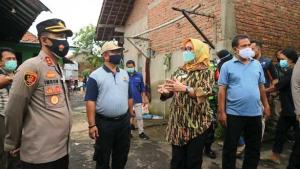 Rumah Warga Ambruk Diterjang Angin Kencang, Dibantu Baznas Kota Cirebon