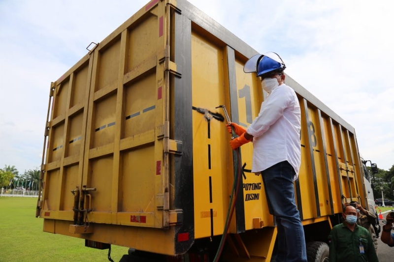Dirjen Budi Bareng Gubernur Sumsel Potong 2 Mobil Tangki dan 1 Dump Truck
