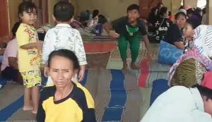 Ratusan Warga Losarang Ngungsi ke Masjid Gegara Tempat Tinggal Diterjang Banjir