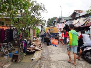 Warga Terdampak Banjir Peroleh Bantuan Air Bersih 10.000 Liter dari Polsek Losarang 