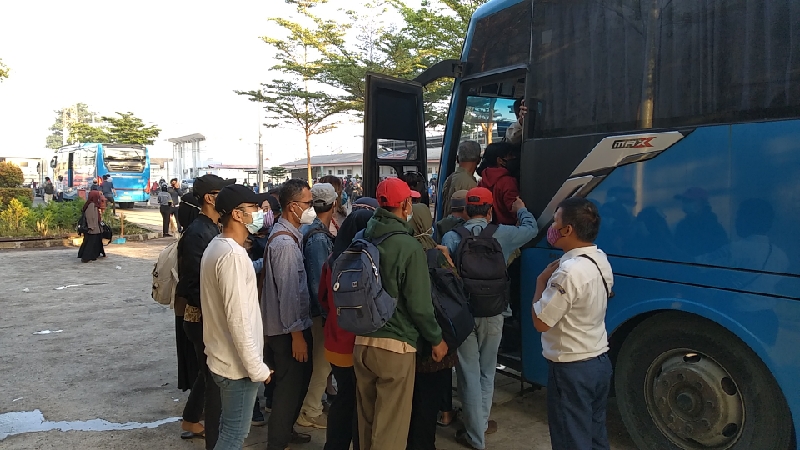 Senin Pagi Bus Bantuan BPTJ Diserbu Calon Penumpang KRL dari KA Walahar di Stasiun Cikarang