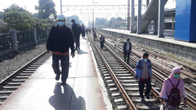 Sambil Panas-panasan, Calon Penumpang KRL Jalan Kaki di Tengah Rel Stasiun Tambun