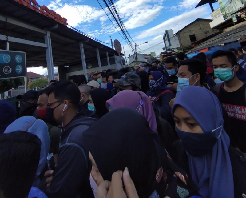 Pagi ini Penumpang Stasiun Bojong Gede Membludak, Antrean Panjang dan Saling Dorong untuk Masuk Gate