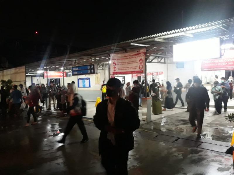 Di Tengah Gerimis Malam, Emak-Emak Pulang Naik KRL dan Tiba di Stasiun Tambun