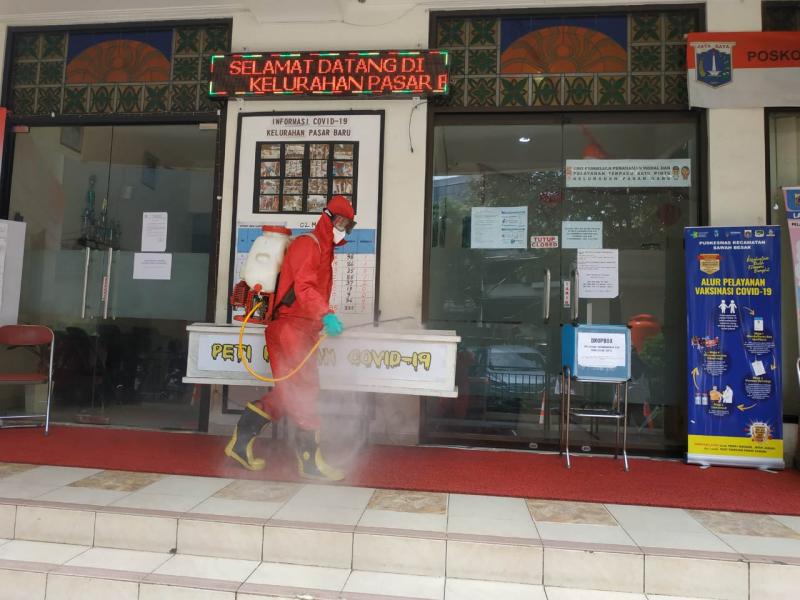 Pegawai Positif Covid-19, Kantor Kelurahan Pasar Baru Disemprot Disinfektan