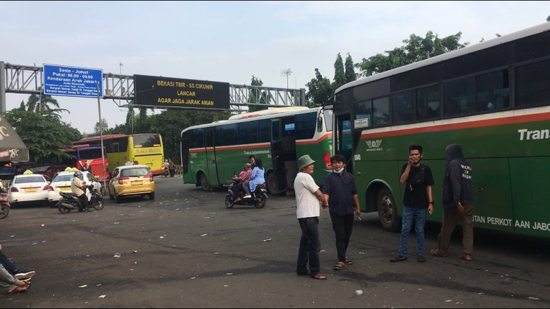 Bus Kota di Depan Gerbang Tol Bekasi Timur Sepi Penumpang