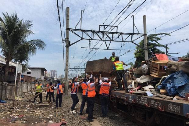 Berada di Pinggir Rel, KAI Daop Jakarta Tertibkan Kawasan Pasar Gaplok
