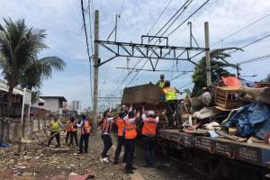 Berada di Pinggir Rel, KAI Daop Jakarta Tertibkan Kawasan Pasar Gaplok