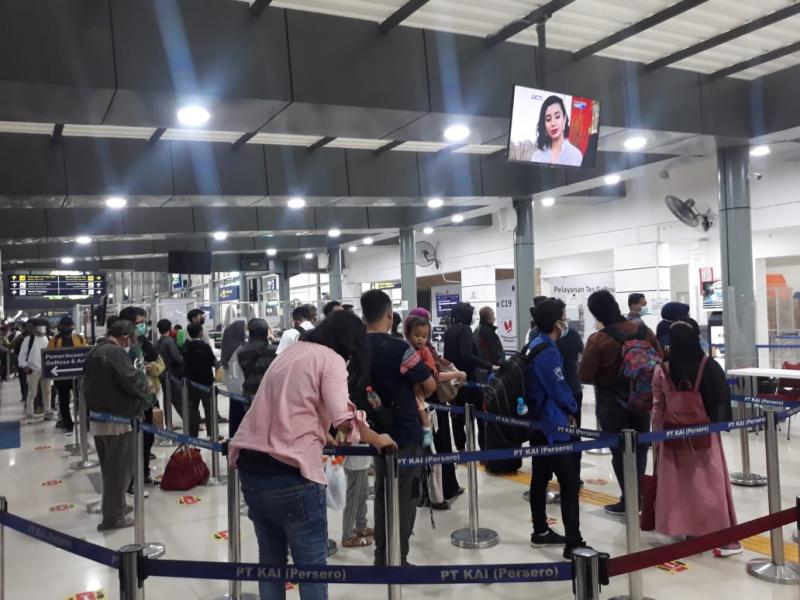 Ribuan Calon Penumpang KA Antre Tes GeNose dan Antigen di Stasiun Pasar Senen