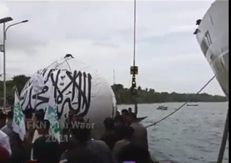 Turun dari Kapal, Kubah Masjid 1 Ton Digotong Ribuan Warga Fakfak Papua Barat Sejauh 12 Kilometer