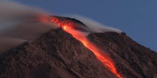 Gunung Merapi Puluhan Kali Luncurkan Lava Pijar